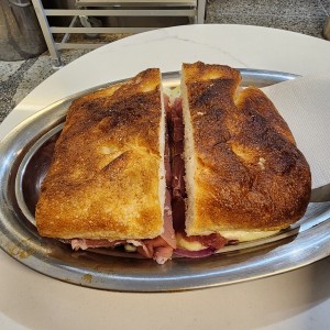 Fugazzetta con prosciutto 
