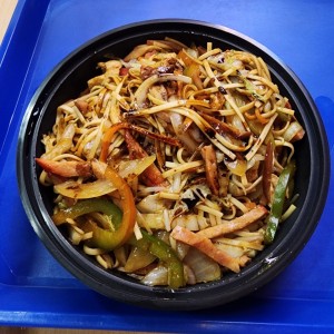 Tallarines al vapor con pollo y cerdo