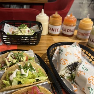 Trio de tacos y burrito
