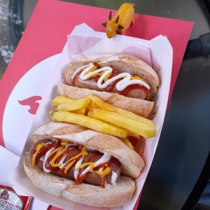 Duo de Choripanes con papas fritas, muy buenos.