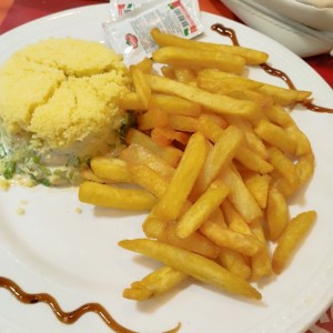1/4 de pollo acompañado con papas y ensalada César 