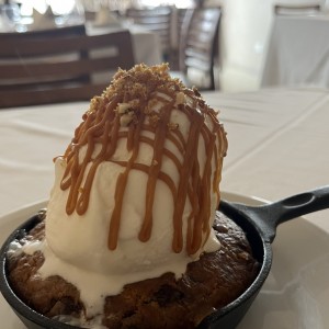 Galleta horneada con helado y salted caramel