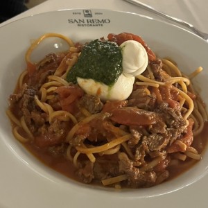 Ferrucino especial fileto caene y coronada con mozarella . Todo frecos pero el pesto y el sanor salda no me agrado  