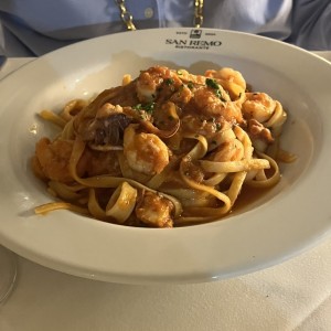 Fetucine marinera , fresco salasa con ajo quemado abundste perp caro 