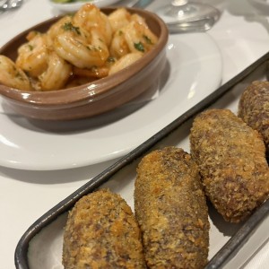 Croquetas y camarones al ajillo