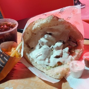 Top Doner Kebab. Demasiada salsa y papas muy muy pequeñas

