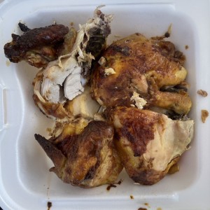 1 pollo a la brasa + 6 hallaquitas o ración de yuca sancochada + 4 vasos de refresco