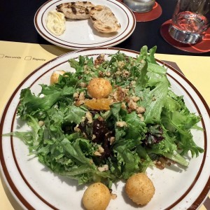 Ensalada + pan y mantequilla cortesía 