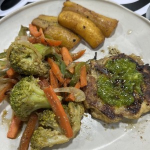 Churrasco de pollo, vegetales salteados y tajadas