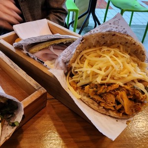 Arepa de pollo mechado + extra de queso amarillo 