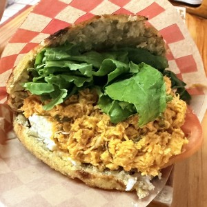 Pollo mechado, queso de cabra, tomate y rúcula