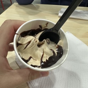 Sundae dulce de leche con sirope de chocolate