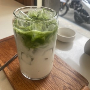 Te matcha con leche de merey y miel