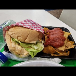 Hamburguesa con nachos de acompañantes
