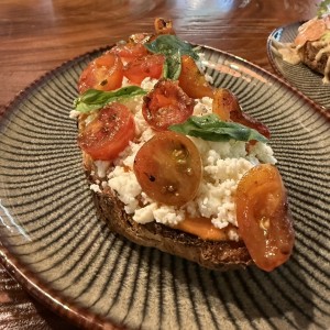Tostada tomate, salmorejo y ricotta