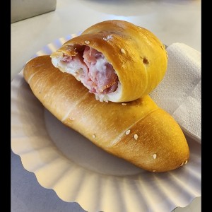 Cachito de jamón y queso crema