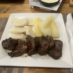 Lomito con hallaquitas y yuca sancochada