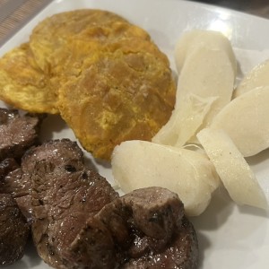 Parrilla con Hallaquitas y tostones 