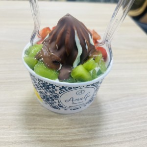 Yogurt de pistacho con Kiwie y fresas 