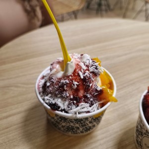 Tradicional con coco, amarena y mango