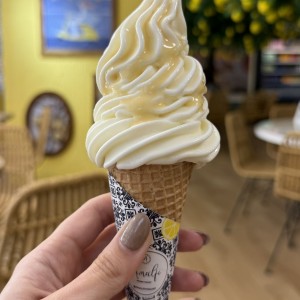 Barquilla yogurt con topping pie de parchita 