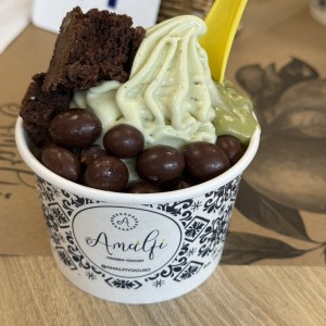 Yogourt de Pistacho, con ping pong, brownie y crema de pistacho crunchy.