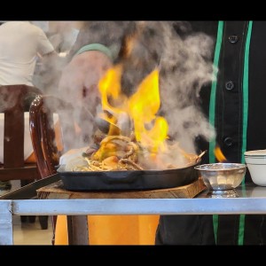 Preparación final de plato caliente 