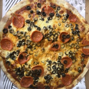 Pizza con pepperoni y aceitunas negras. Muy buena!! 