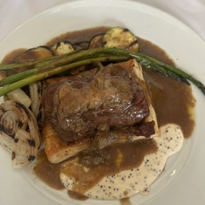 Centro de lomito sobre boulavant de champiñones y vegetales grillados
