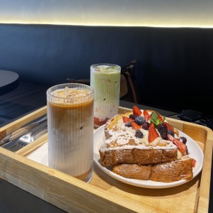 Tostadas francesas, strawberry matcha y caramel iced coffee