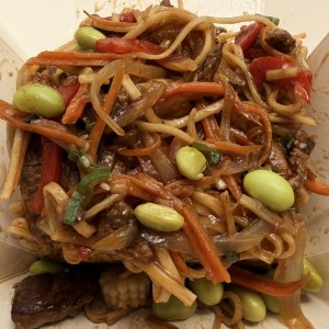Lomito con fideos de huevo 