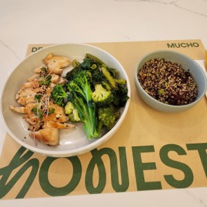 Pollo + vegetales salteados + quinoa 