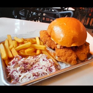 Sweet Bacon con papas y Cole Slaw