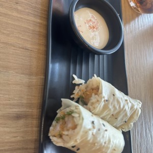 Hand roll de camarón gratinado