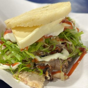Arepa de pernil con quedo telita 
