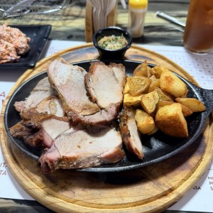 Lomo de cerdo y papas rústicas 