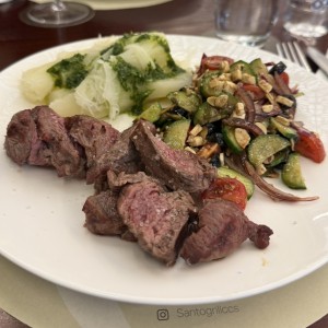 Parrilla individual. Corte: lomito. Contornos: yuca sancochada con mojito y ensalada griega