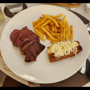 Carne con papas fritas y plátano horneado 