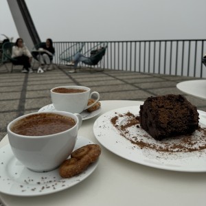 Chocolate caliente + torta de chocolate
