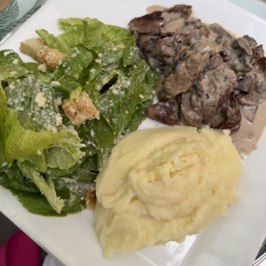 Lomito en salsa de champiñones + ensalada césar y puré de papas
