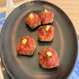 Dados fritos de arroz y atún
