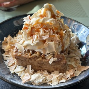 Torta de pan con helado de yogur