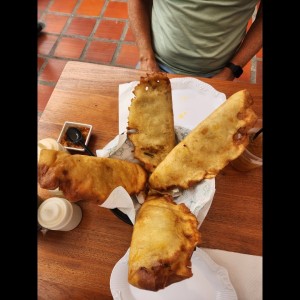 Variedad camarón, chipichipi, pollo y cazón