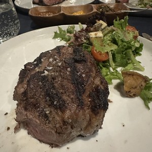 Bife de chorizo con ensalada Puerto Madero