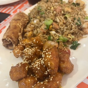 Combo arroz, lumplia y pollo con miel