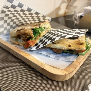 Panini con albondigas , provolone y rugula.