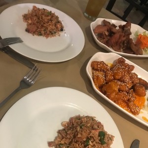 Arroz especial, pollo miel ajonjoli y costillas sal y pimienta