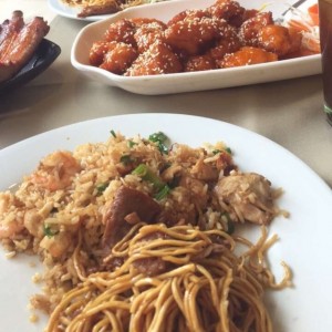 Pollo con miel y ajonjoli, arroz frito, tallarines con lomito en salsa de ostras