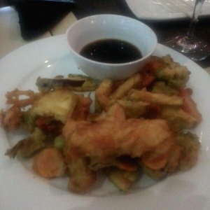 Tempura de mero, langostinos y vegetales