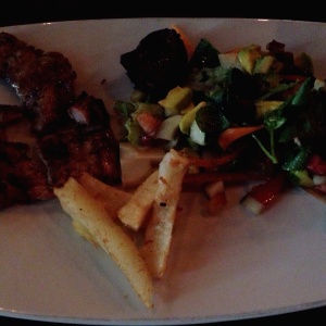 Pollo deshuesado al grill, ensalada mixta y yuca frita